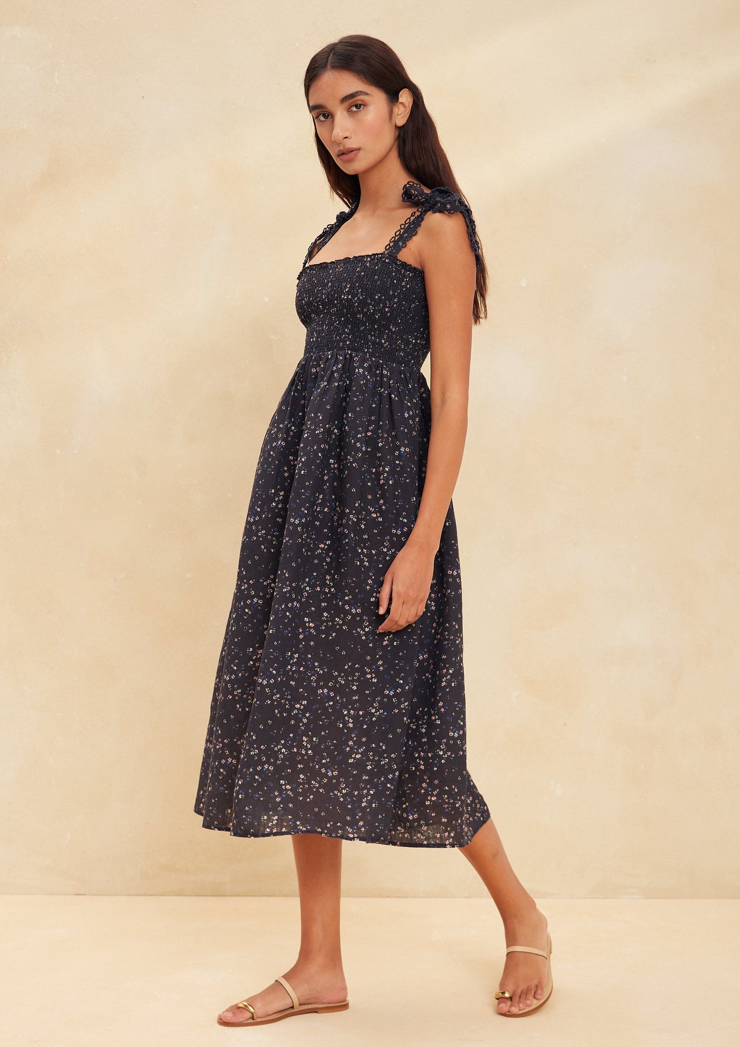 MAIA BERGMAN Say hello to your new summer wardrobe staple - the Simone dress! This stunning dress is perfect for hot summer days and boasts a sweet floral print that will turn heads. The tie-up feature ensures a flawless fit for all body types. Made of comfortable cotton, you'll stay cool all day long. Whether you're headed to a beach party or a night out, the Simone dress is the ultimate choice.