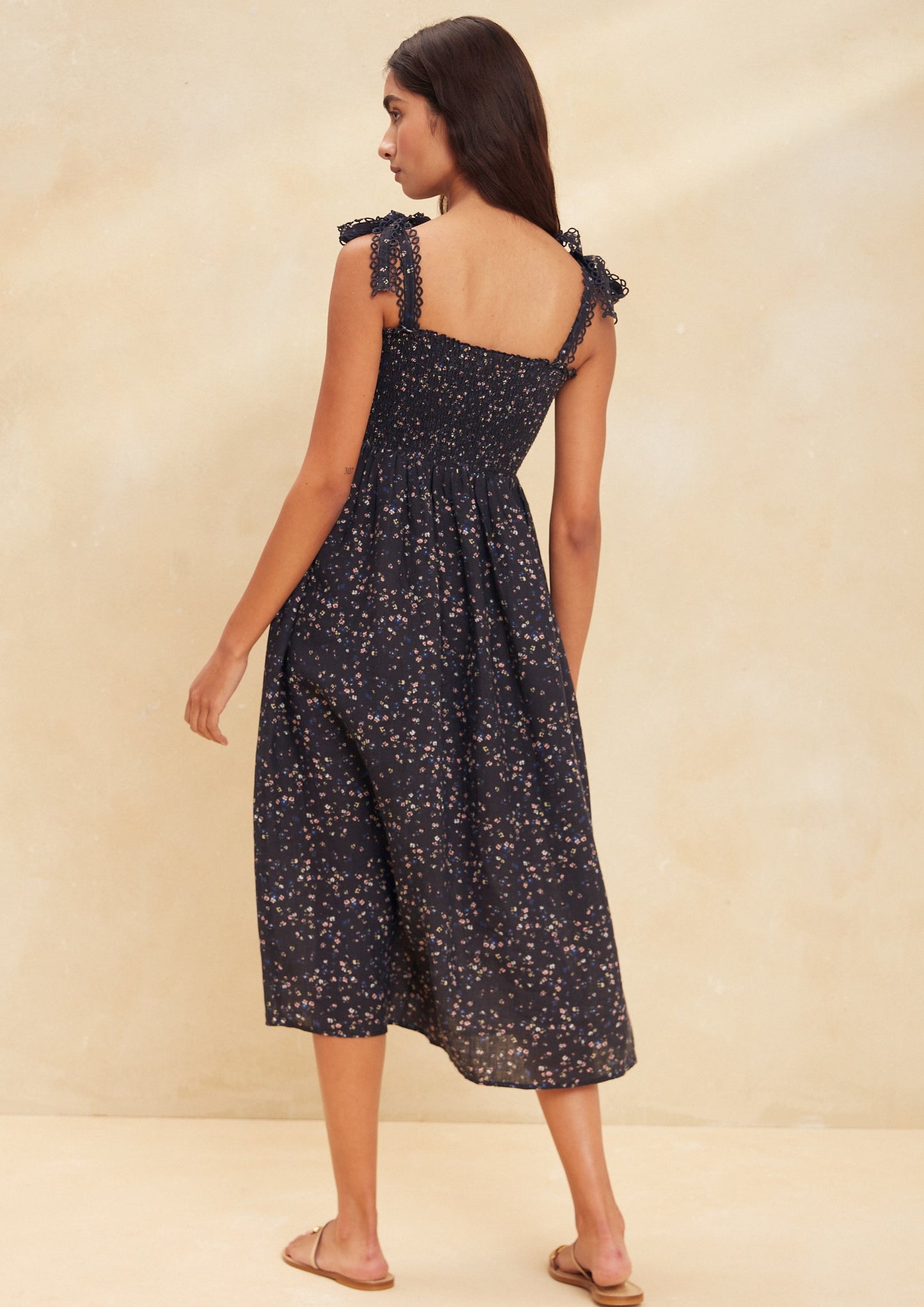 MAIA BERGMAN Say hello to your new summer wardrobe staple - the Simone dress! This stunning dress is perfect for hot summer days and boasts a sweet floral print that will turn heads. The tie-up feature ensures a flawless fit for all body types. Made of comfortable cotton, you'll stay cool all day long. Whether you're headed to a beach party or a night out, the Simone dress is the ultimate choice.